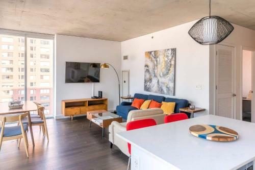 2br Modern Luxury Apartment With Balcony, Rooftop Pool & Gym By Envitae