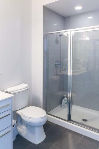 2br Modern Luxury Apartment With Balcony, Rooftop Pool & Gym By Envitae