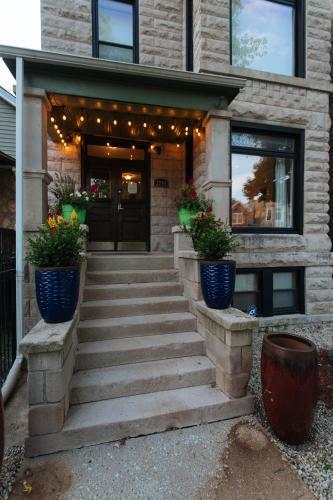 Swank Victorian Near United Center W/ Backdeck