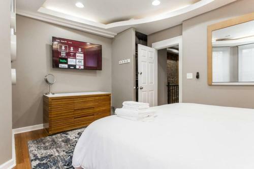 4 Bedroom, 2 Full, 2 Half Bath South Side Greystone Townhome