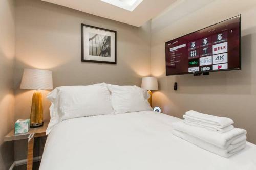 4 Bedroom, 2 Full, 2 Half Bath South Side Greystone Townhome