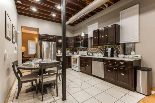 4 Bedroom, 2 Full, 2 Half Bath South Side Greystone Townhome