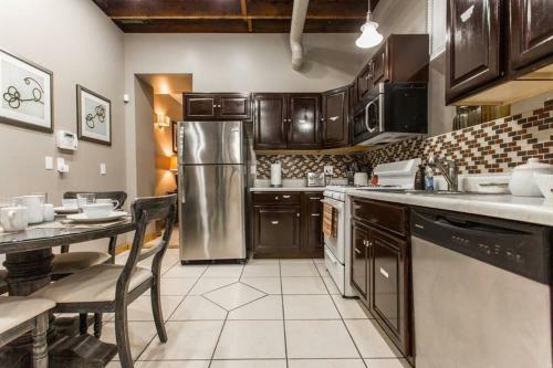 4 Bedroom, 2 Full, 2 Half Bath South Side Greystone Townhome