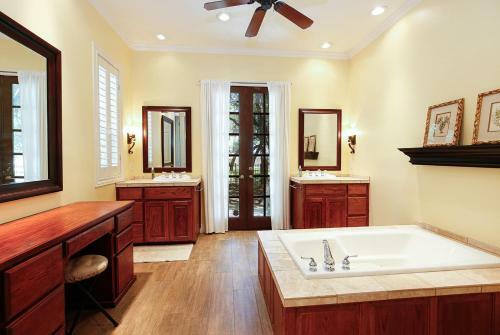 Luxury Golf Course Private Retreat With Heated Swimming Pool