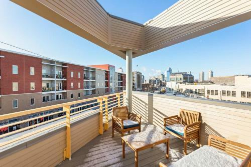 Upscale 3br Penthouse Close To Everything