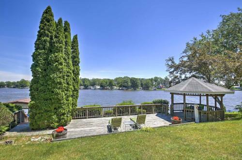 Serene Waterfront Monticello House With Fire Pit!