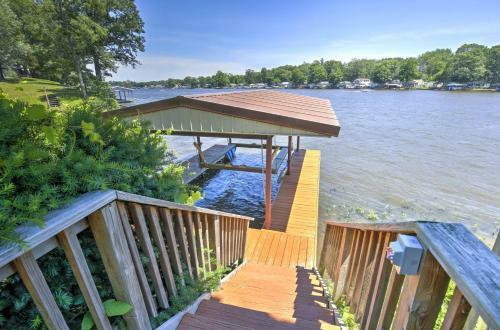 Serene Waterfront Monticello House With Fire Pit!