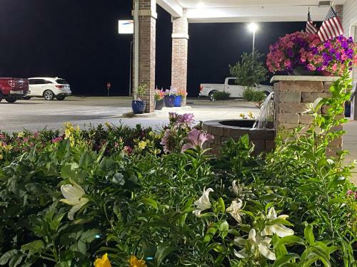 Garnett Hotel & Rv Park