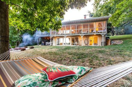 Luxury Waterfront Villa Wth River Access & Hot-tub