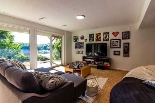 Luxury Waterfront Villa Wth River Access & Hot-tub