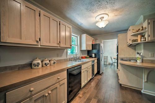Waterfront Lake Barkley Home With Deck And Grill!
