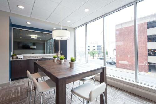 Cozysuites Modern Downtown Apartment