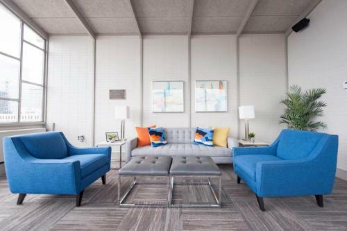 Cozysuites Modern Downtown Apartment