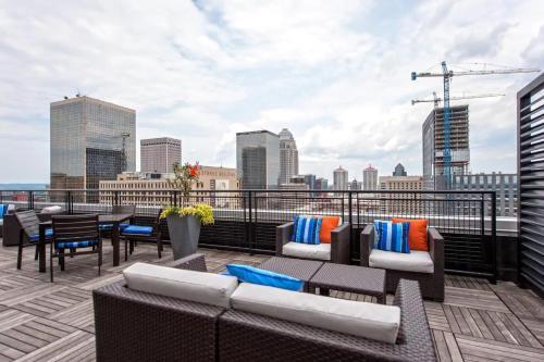 Cozysuites Modern Downtown Apartment
