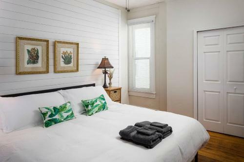 Bed & Breakfast 1858 Edgeland Avenue, Unit One