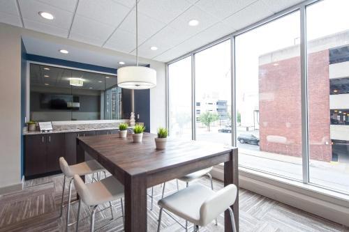 Two Cozysuites Modern Downtown Apartment