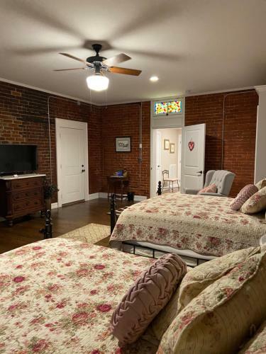Bed & Breakfast Belle Louise Historic Guest House