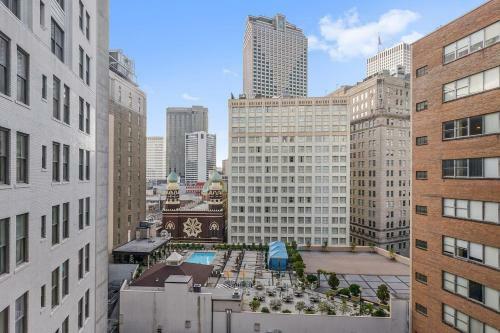 High-class Downtown High Rise Sleeps 8 W/ Pool