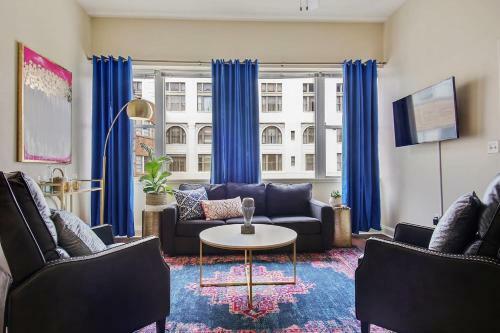 High-class Downtown High Rise Sleeps 8 W/ Pool