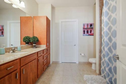 High-class Downtown High Rise Sleeps 8 W/ Pool