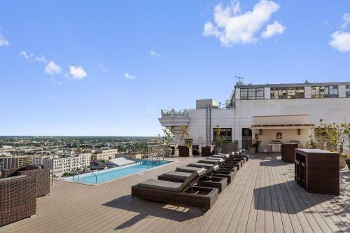 High-class Downtown High Rise Sleeps 8 W/ Pool