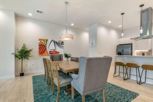 Bienville Villas: Brand New 4br