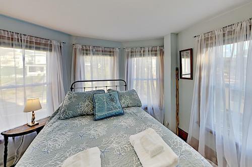 Multi-unit Harborfront Beauty - Private Dock, Kayaks Home
