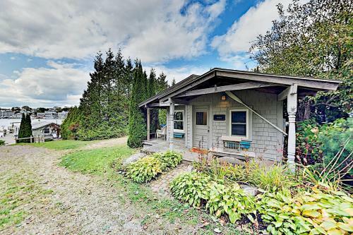 Multi-unit Harborfront Beauty - Private Dock, Kayaks Home