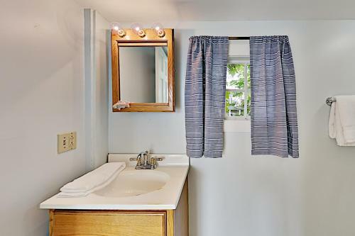 Multi-unit Harborfront Beauty - Private Dock, Kayaks Home