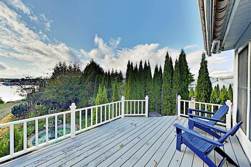 Multi-unit Harborfront Beauty - Private Dock, Kayaks Home