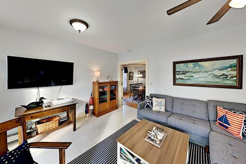 Multi-unit Harborfront Beauty - Private Dock, Kayaks Home
