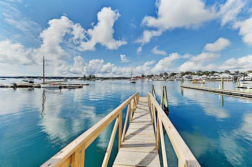 Multi-unit Harborfront Beauty - Private Dock, Kayaks Home