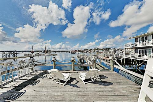 Multi-unit Harborfront Beauty - Private Dock, Kayaks Home