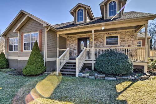 Private Family Home With Deck And Forest Views!