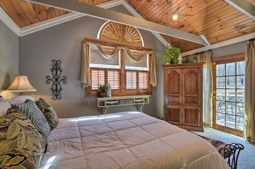 Private Family Home With Deck And Forest Views!