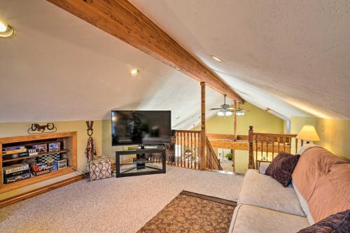 Private Family Home With Deck And Forest Views!