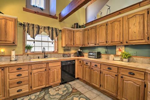 Private Family Home With Deck And Forest Views!