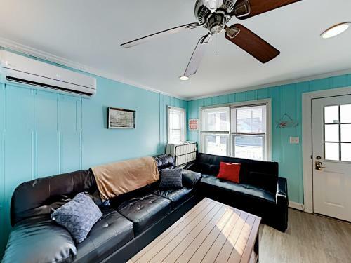 New Listing! Updated Apartment - Walk To Beach Apts