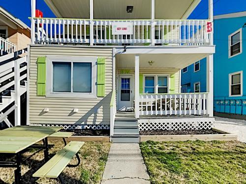 New Listing! Updated Apartment - Walk To Beach Apts