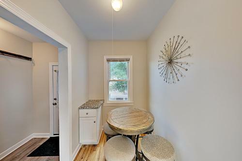 New Downtown Hideaway - 2 Blocks To Beach & Bay Home