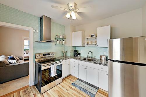 New Downtown Hideaway - 2 Blocks To Beach & Bay Home