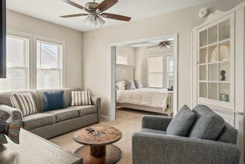 New Downtown Hideaway - 2 Blocks To Beach & Bay Home