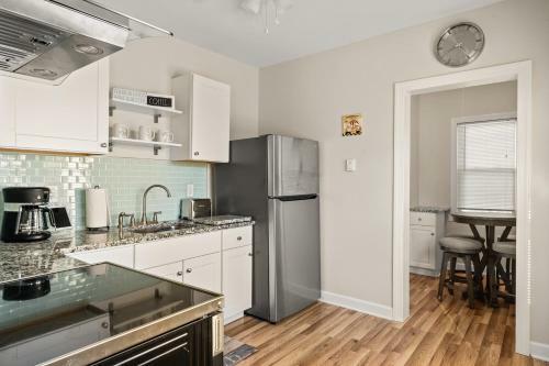 New Downtown Hideaway - 2 Blocks To Beach & Bay Home