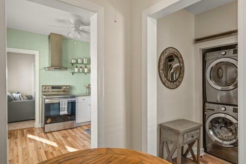 New Downtown Hideaway - 2 Blocks To Beach & Bay Home