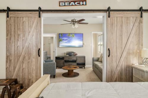 New Downtown Hideaway - 2 Blocks To Beach & Bay Home