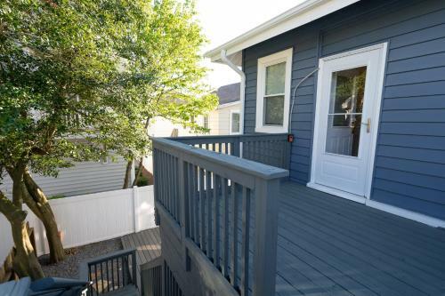 New Downtown Hideaway - 2 Blocks To Beach & Bay Home