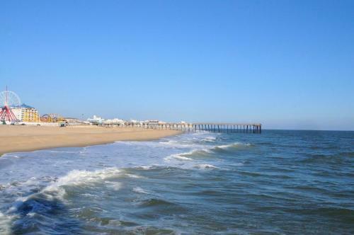 New Downtown Hideaway - 2 Blocks To Beach & Bay Home