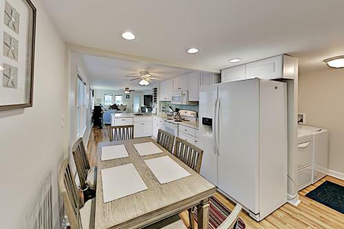 All-new Downtown Getaway - 2 Blocks To Beach & Bay Home