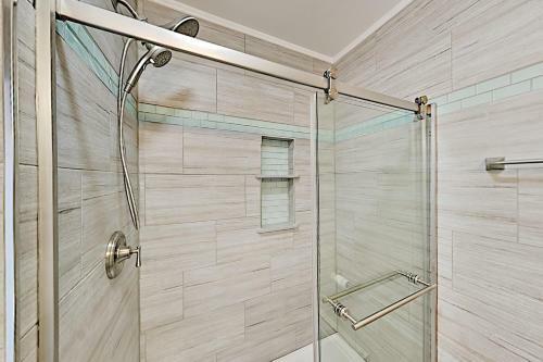 All-new Downtown Getaway - 2 Blocks To Beach & Bay Home