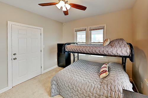 All-new Downtown Getaway - 2 Blocks To Beach & Bay Home